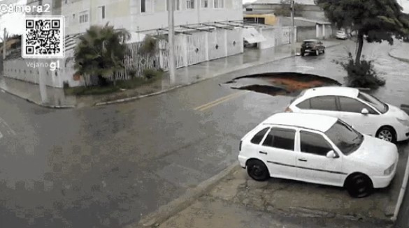 Erosão após chuvas interdita casa no Jardim São José II, na Zona Leste de São José dos Campos