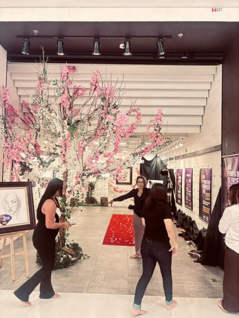 Exposição “Árvore dos Sonhos” segue no shopping e marca programação do Mês da Mulher
