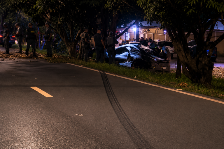 Casal morre após Porsche bater em árvore e pegar fogo no interior de SP